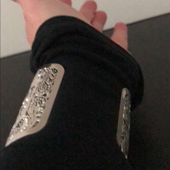 SILVER METAL CUFF BRACELET W/GORGEOUS DESIGN - Picture 9 of 13